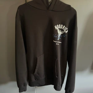 Hoodrich hoodie - Säljer nu denna Hoodrich hoodie då den ej används. Använd vid Max 5 tillfällen och är i nyskick (9,5/10) Strl M. Nypris ca 1000kr mitt pris 500kr. Pris går att diskutera 
