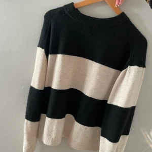 stickad tröja - stickad tröja från hm. jättefin och skön🩷