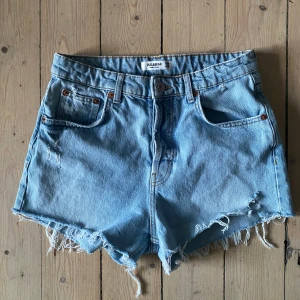 Jeansshorts stl 38 - Använd några fåtal gånger så i bra skick. 