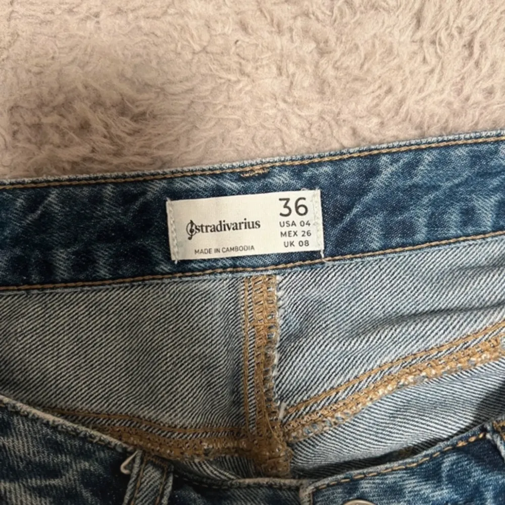 Jeans i snygg färg, tyvärr aldrig kommit till användning. Från stradivarius. . Jeans & Byxor.