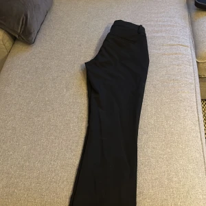 Kostymbyxor  - Säljer ett par kostymbyxor från bikbok i storlek 34, kommer ej ihåg modell namnet men dem är väldigt lågmidjade med bootcut, välanvänd då jag har haft dem mycket på jobbet, annars fint skick☺️frakt står köpare för