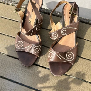 Sandaler - Sandaler med kilklack superbekvämna