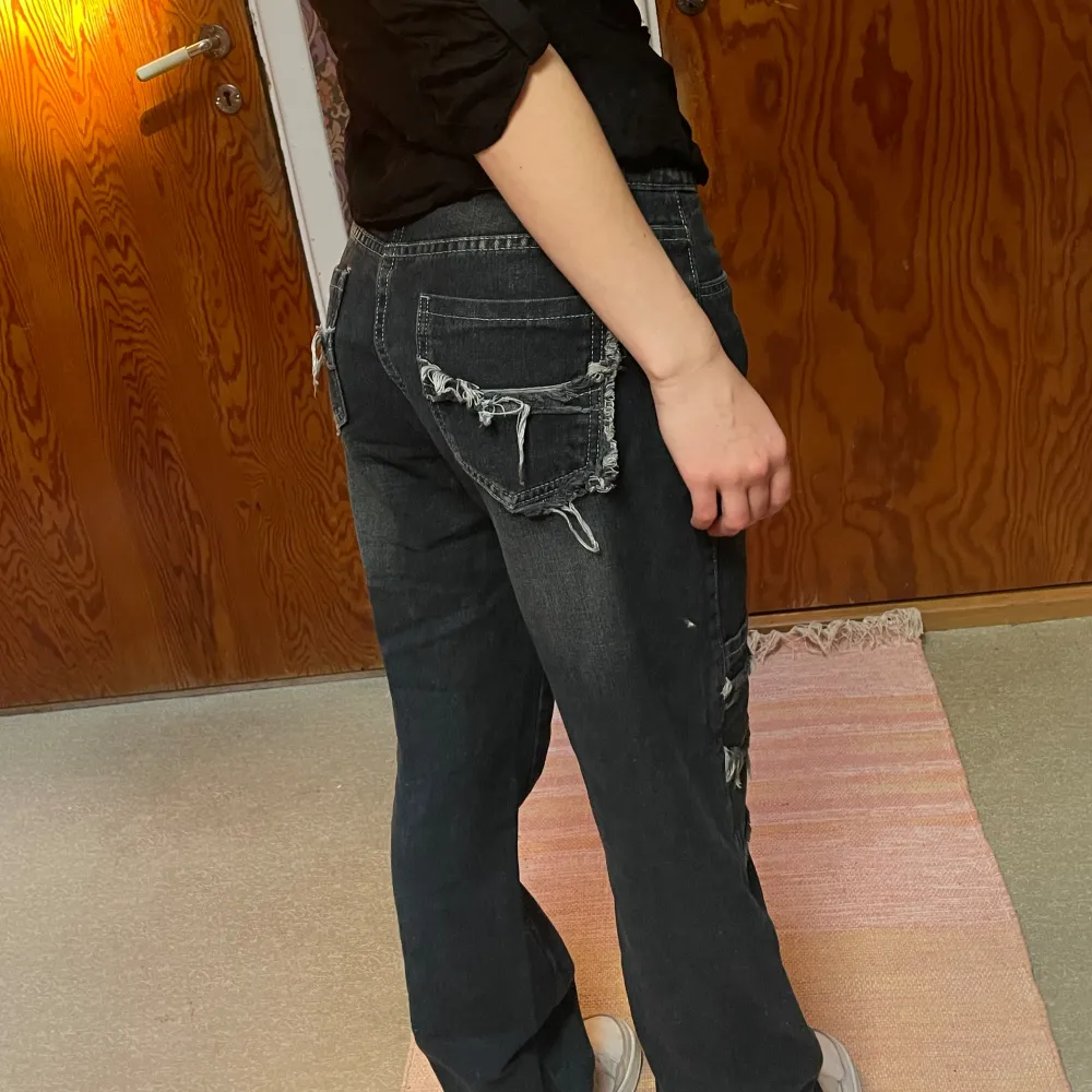 Coola jeans med slitna detaljer🩶. Jeans & Byxor.