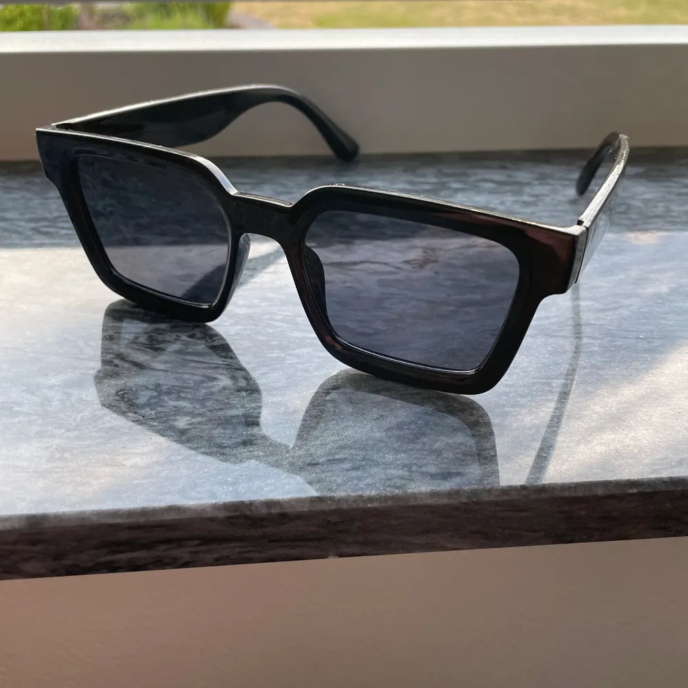 Säljer ett par helt nya solglasögon som aldrig har använts.. Accessoarer.