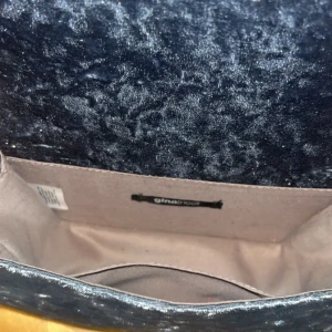 Väska - Ginatricot väska, som ny, inga fläckar+ inte sönder, lent material, mörk turkos mer åt blå hållet och ser ut som helt ny