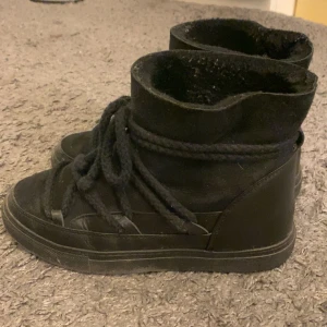 Inuikis - Säljer nu mina skor ifrån inuikis som är i ett bra skick