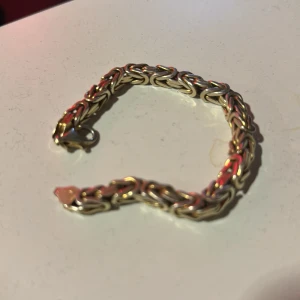 Lite använd. Det är silver inuti men guldplaterad utanför - Som ny