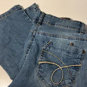 Säljer dessa skit snygga Lågmidjade bootcut jeans,Kontakta vid intresse💗