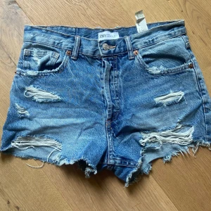 Populära jeansshorts som inte kommer till användning  - Superbra skick inte använda jättemycket, passar mig som vanligtvis brukar ha stl 34