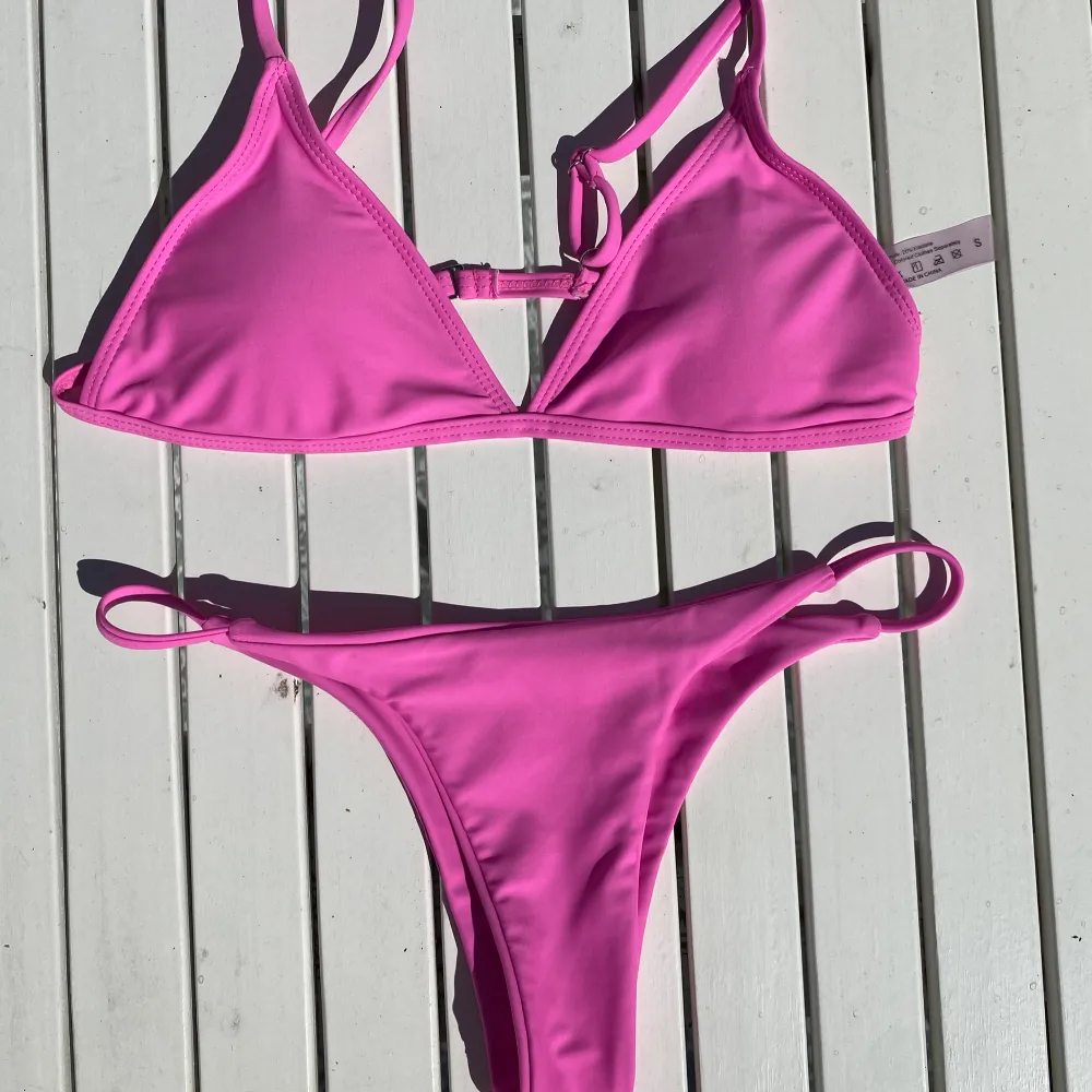 HELT NY och oanvänd bikini från shein, säljer då jag köpte olika storlekar! Denna är i storlek S och man får en extra bikini överdel i en annan nyans av rosa för samma pris (bild två)  🌸. Övrigt.