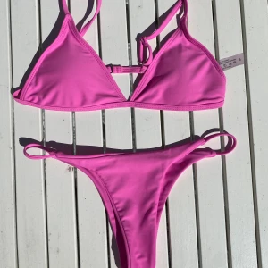Bikini - HELT NY och oanvänd bikini från shein, säljer då jag köpte olika storlekar! Denna är i storlek S och man får en extra bikini överdel i en annan nyans av rosa för samma pris (bild två)  🌸