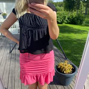 Gullig rosa kjol från gina tricot, med lite volanger🌸