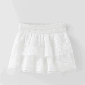 Vit kjol zara  - Säljer den här vita kjolen från zara i ett bra skick. Skriv om du har eventuella funderingar eller önskar fler bilder💕