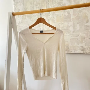 Söt topp - Söt vit topp från Gina Tricot i Storlek M. Köparen står för frakt. 