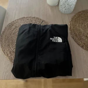 The north face jacka  - Säljer nu denna riktigt feta vind jacka från north face som passar riktigt bra nu när de är lite kyligare ute. Skicket är 10/10 då jag aldrig riktigt använt den. Vårt pris ligger just nu på 489:- ny pris ligger på 1200:-🤝💎