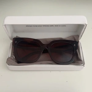 Chimi - Chimi solglasögon 008 i färgen coco, inte mycket använda🌸