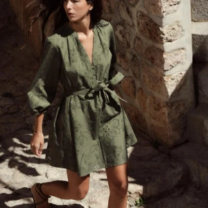 grön klänning ZARA - Säljer denna supersnygga och eftertraktade klänningen från ZARA!! Den är slutsåld i alla storlekar senast jag kollade!! Endast använd en gång, därmed nästintill NYSKICK💚💚💕💕 Storlek XS men passar även S.