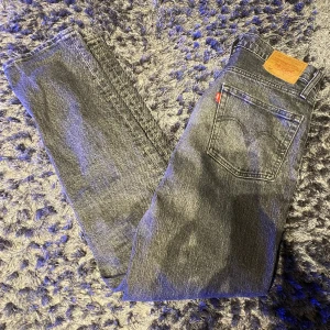 Levi’s 501 - Säljer dessa mörkgråa Levis 501:orna dem är i storlek W27 L30.  Dom är i väldigt bra skick Kom privat för mer info