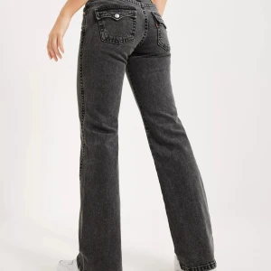 Levi’s low bootcut - Använda få gånger, få fransar längst ner. Väldigt bra skick. Midja storlek 24, längd 32