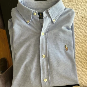 Ralph lauren skjorta - Oxford skjorta från Ralph lauren i ett mer mjukare material. Passar bra till både en middag ute och att softa med ett gäng vänner. Cond: 9/10 Tveka inte på att höra av dig vid funderingar!