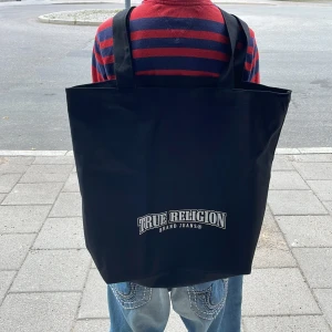 En limited edition true religion bag - True religion väska sommar limited edition som inte säljs längre. Jag van den på en popp upp i Sthlm 