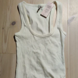 Linne - Vanligt vitt basic linne, nyskick med prislappen kvar. Hund finns i hemmet, köparen står för frakt!