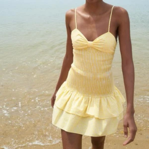 Gul zara klänning  - Intressekoll på denna snygga klänningen från zara, är lite för liten för mig så testar att sälja här. Slutsålt i storleken.  Helt ny med prislapp kvar! 