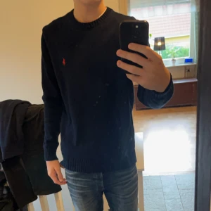 Ralph lauren tröja  - Säljer min Ralph lauren tröja. Skick 9,5/10. Köpt från zalando för runt 2000. Modellen är 180cm lång och väger 61kg.