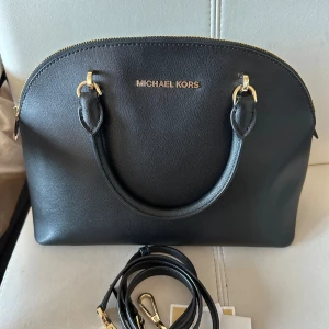 Väska - Säljer en äkta Michael kors 🩷fint i nyskick, bred 35 cm, läng 24cm, höjd 16 cm, original priset:3000kr, finns att hämta i Jönköping, eller skicka