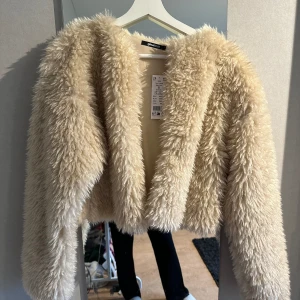 Söt fluffig jacka - Snygg jacka från Ginatricot, aldrig använda och prislapp kvar🩷🌟🥳