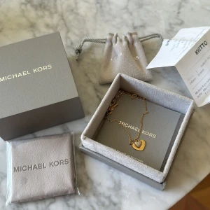 Michael kors halsband - Fick i present men kvitto finns! Aldrig använd. Kostade 1395 kr🤍