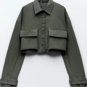 Zara kort jacka  - Väldigt kort jacka  Zara Aldrig använd  Storlek medium men jag brukar normalt  ha small så denna kan vara lite liten i storlek. 