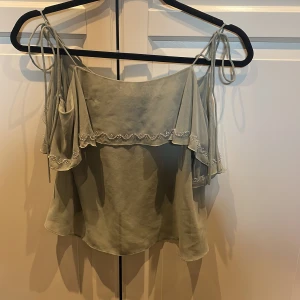 Topp - Köpt på zara. Prislapp kvar. Snörning på sidan