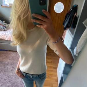 Stickad tröja - Säljer då den inte kommer till användning❣️inte mina bilder o den e lite nopprig 