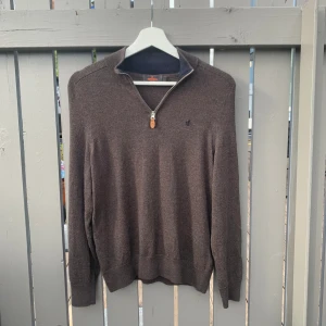 Morris Half Zip - Säljer en Half Zip ifrån Morris i 100 % merinoull. Storlek XS. Hör av er vid frågor eller behov av fler bilder!