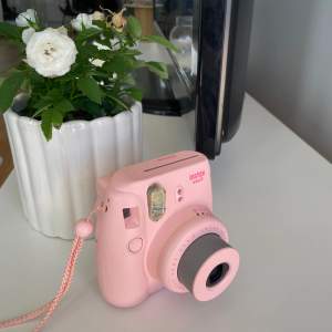 Säljer min rosa polorid kamera som är använd fåtal gånger och är i fint skick. Bilder följer tyvärr inte med och behövs köpas vid sidan av🌸