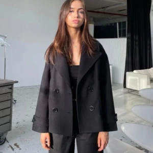 Dsgnbysi kappa - Säljer min kappa från designbysi!  Då den inte kommer till användning! Priset går att förhandla så bara skriv! 