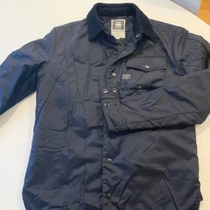 G-STAR RAW Jacka stl M - Jätte fin herr jacka från G- star Raw i storlek M mörkblå 