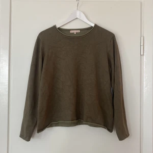 Tjocktröja - OBS XL FAST PASSAR S/M. Snygg passform till ett par lågmidjade jeans