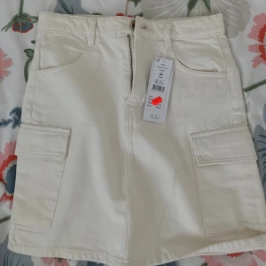 Gina kjol  - Vit kjol från Gina som sitter perfekt,aldrig använt 