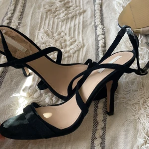 Klackskor  - Säljer dessa otroligt snygga svarta klacskor som aldrig har kommit till användning. De är väldigt enkla att gå med. Fler bilder kan skickas vid intresse.