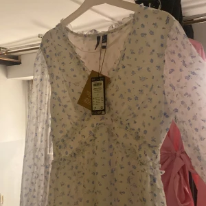 Klänning Vero Moda - Helt ny vero moda klänning med prislappen på, den var för stor för mig så säljer vidare så fort som möjligt