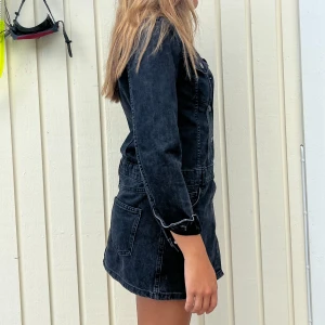 Jeansklänning Zara🪻 - Mkt bra skick - endast använt ett fåtal gånger! Perfekt för festival 🤠Passar en XS/S 