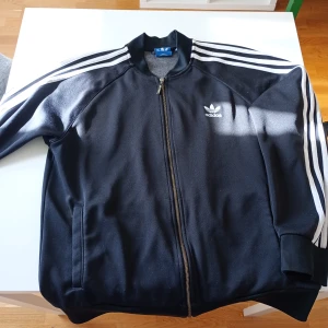 Adidas tracktop svart nästan oanvänd strl XL - Bra skick använd 2-3 gånger storlek XL herr