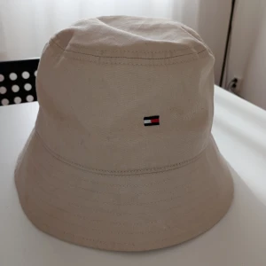Buckethat Tommy hillfiger beiche one size - Helt ny buckethat Tommy hillfiger oanvänd onesize