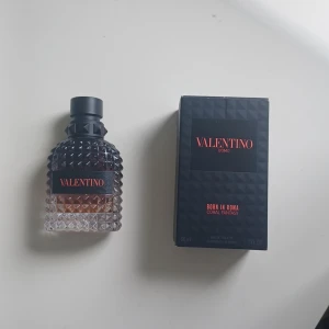 Valentino uomo coral fantasy - Tjena tjena, säljer nu denna fina valentino parfymen. Skulle beskriva den som en rätt så mångsidig doft som funkar året om och är lätt att gilla. Svårt att se på bilden men skulle säga runt 40-45ml kvar av 50. Nypris runt 900 kr. Skriv gärna frågor😃