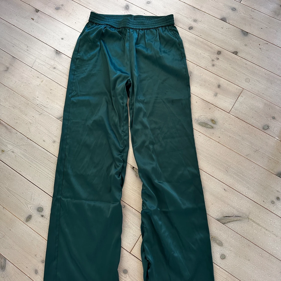 Gröna satin byxor  - 90