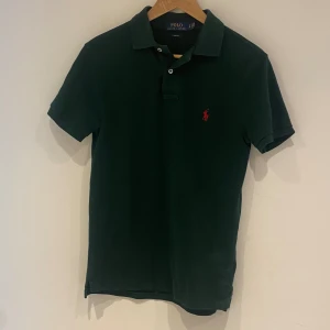 Ralph Lauren Piké - Säljer denna piké som knappt är använd 9/10 skick. Storlek S. Hör av er vid intresse!