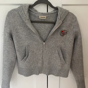 Zadig& Voltaire zip - Söt Zadig & Voltaire zip up stickad hoodie, knappt använd!! Köptes på plick för ungefär 3 månader sen