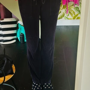 Juicy couture byxor - Jättefina! Innerbenslängden är ca 85cm, en liten defekt är ett hål som den förra ägaren hade sytt ihop, man ser inte det tydligt men eftersom det finns en defekt så får jag sälja byxorna för ett lägre pris😭 
